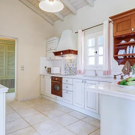 Sleeps 6 Pool Air Con Wifi Antipata (Erisos)