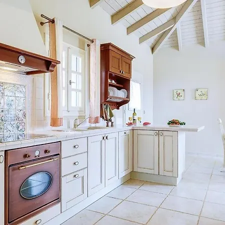 Sleeps 6 Pool Air Con Wifi * Antipata (Erisos)